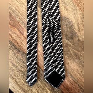 Men’s Tom Ford black and white tie.